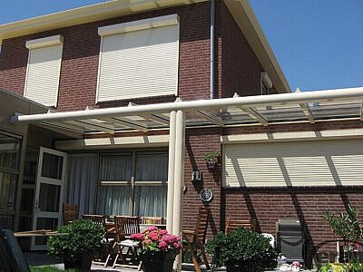 rolluiken voor ramen in huis