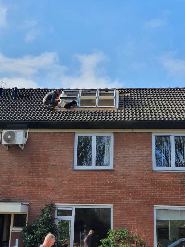 velux dakraam plaatsen en onderhoud door Frisse Zonwering Velux montagepartner