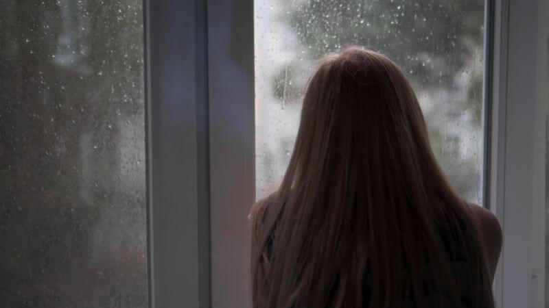 veilig achter raam rolluiken open bij storm