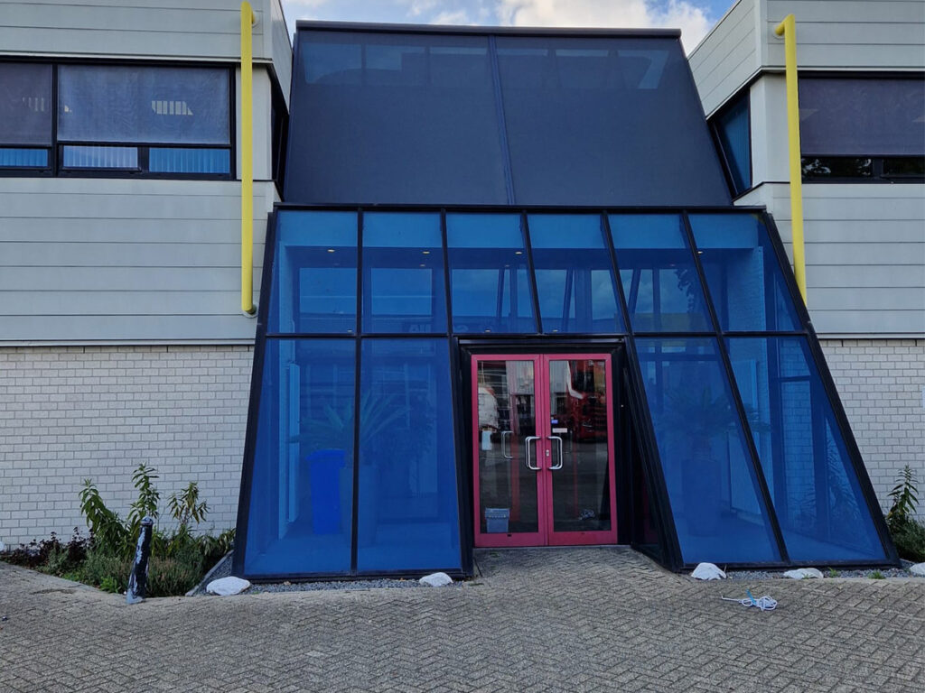 Grote glazen gevels