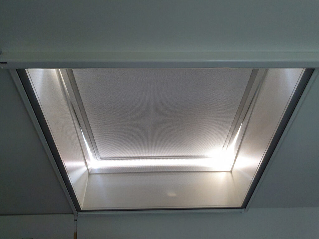 Montage van dakraam zonwering