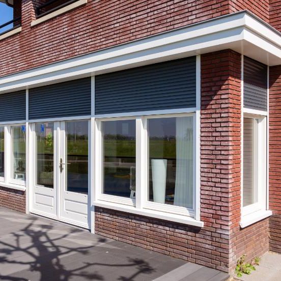 rolluiken-vierkant-ramen-deuren Rolluiken in Houten